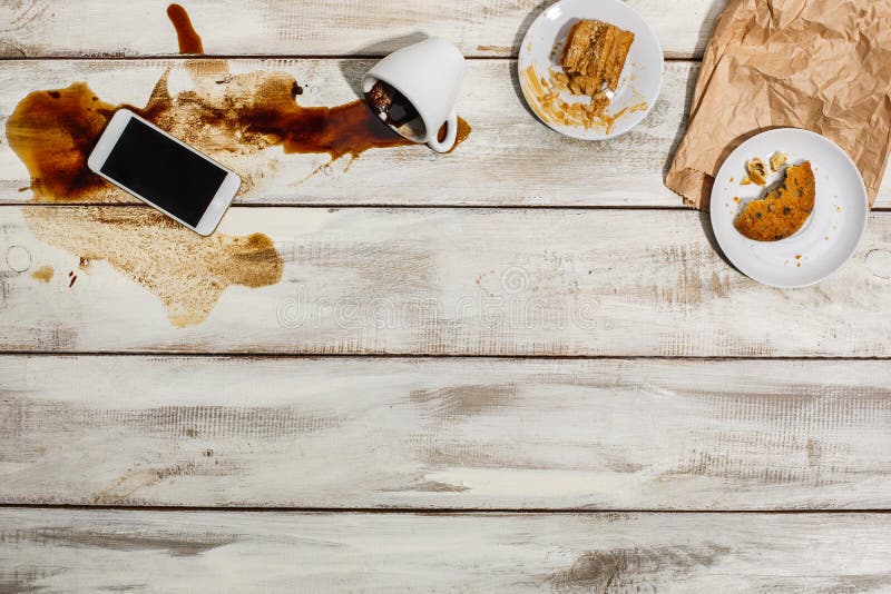 Tasse de café renversée sur la table en bois images libres de droits Tasse de café renversée sur la table en bois images libres de droits