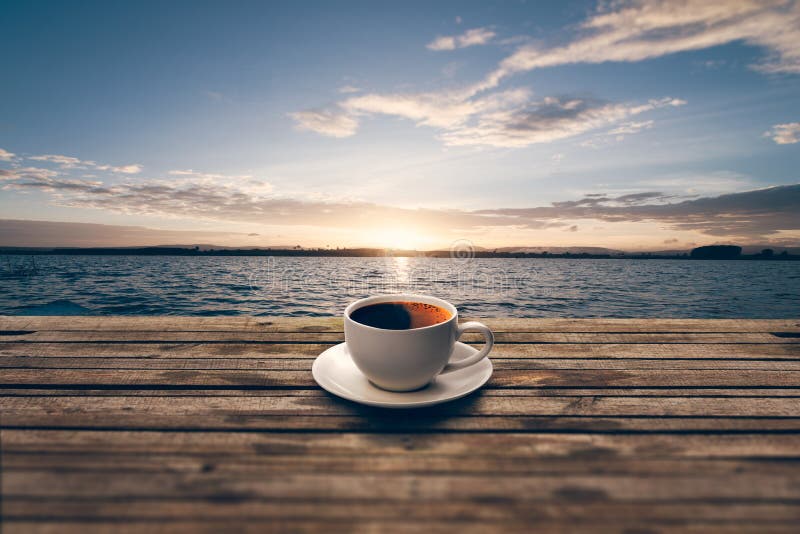 Tasse de café sur la table en bois avec la rivière latérale image libre de droits Tasse de café sur la table en bois avec la rivière latérale image libre de droits