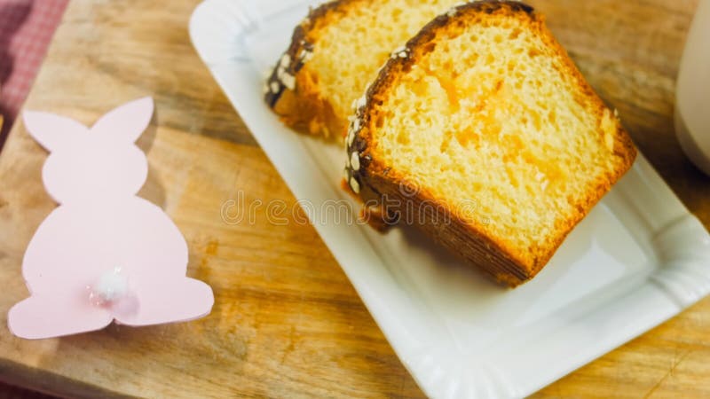 Tasse de café sur la table où se trouve un gâteau au chocolat. sur le fond sont purges de pâques en papier. macro clips vidéos
