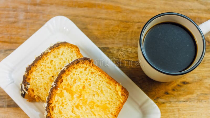 Tasse de café sur la table où se trouve un gâteau au chocolat. sur le fond sont purges de pâques en papier. macro banque de vidéos