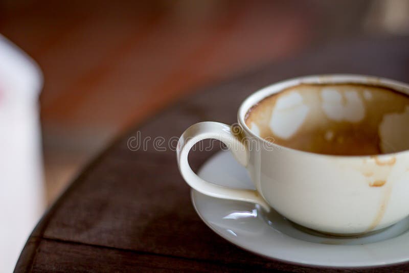 Tasse de café sur la terrasse grunge photos libres de droits Tasse de café sur la terrasse grunge photos libres de droits