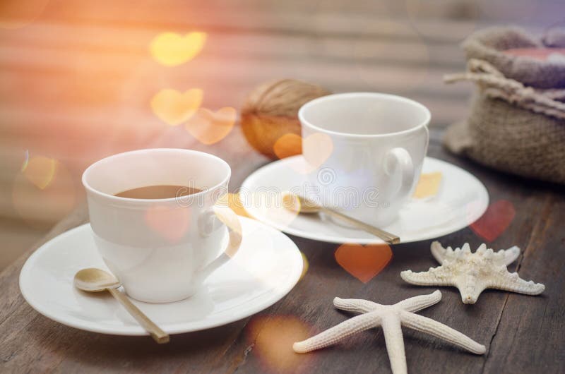 Tasse de cafés sur le fond en bois avec le bokeh de coeur photographie stock libre de droits Tasse de cafés sur le fond en bois avec le bokeh de coeur photographie stock libre de droits