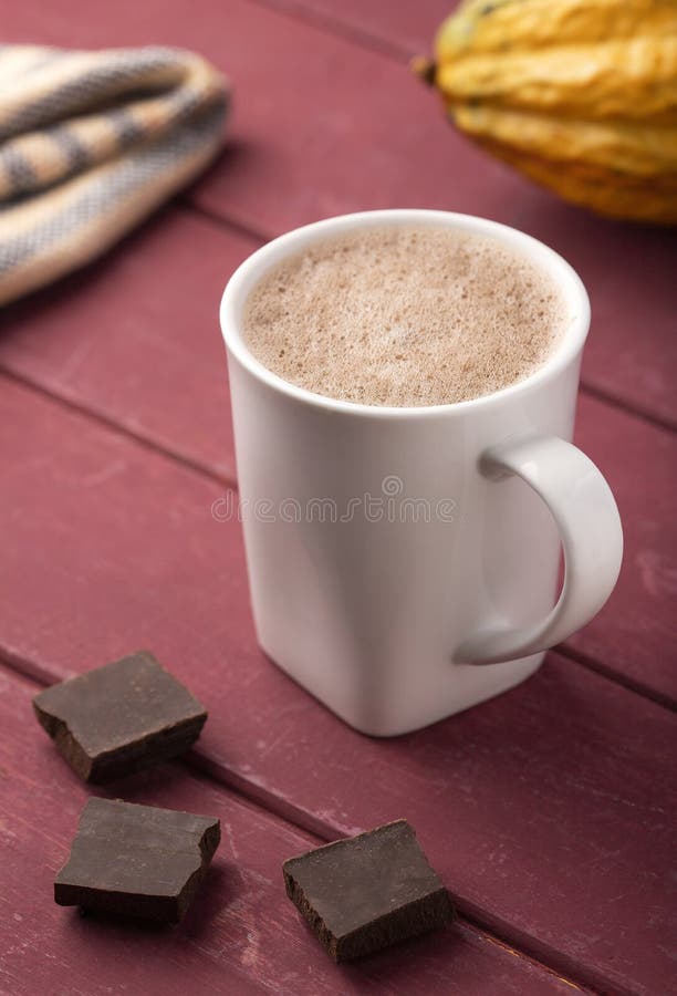 Tasse de chocolat chaud avec le fruit de cacao - cacao de Theobroma Fond en bois photos stock Tasse de chocolat chaud avec le fruit de cacao - cacao de Theobroma Fond en bois photos stock