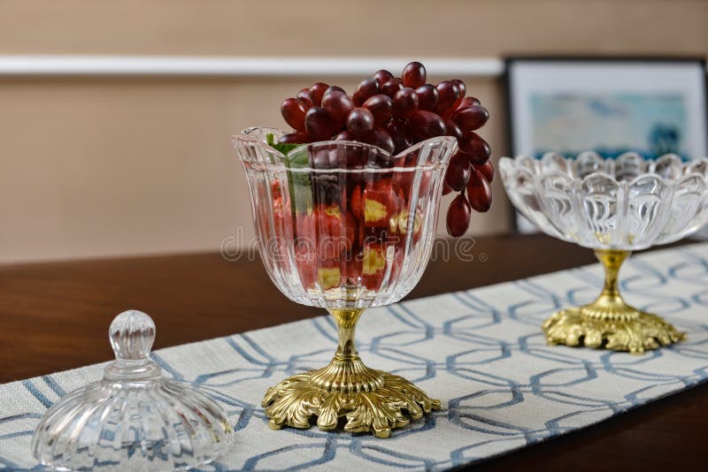 Tasse de cristal de service de dîner de vaisselle de vaisselle photographie stock Tasse de cristal de service de dîner de vaisselle de vaisselle photographie stock