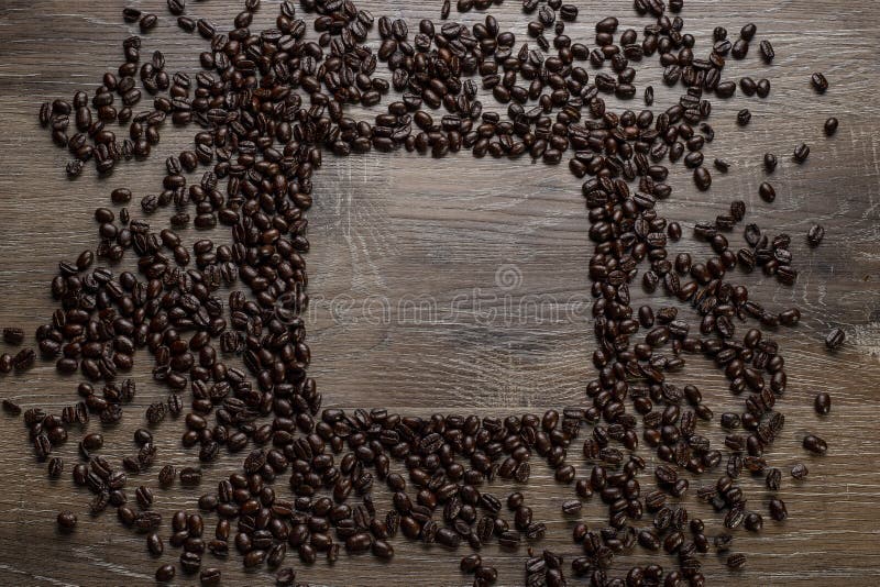 Tasse de grains de café sur un Tableau en bois photo libre de droits Tasse de grains de café sur un Tableau en bois photo libre de droits