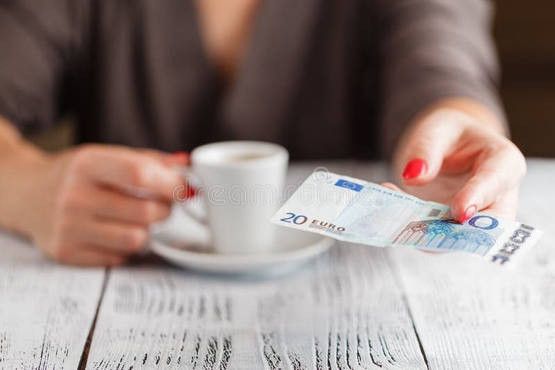 Tasse de note de café et de l'euro 20 image stock Tasse de note de café et de l'euro 20 image stock