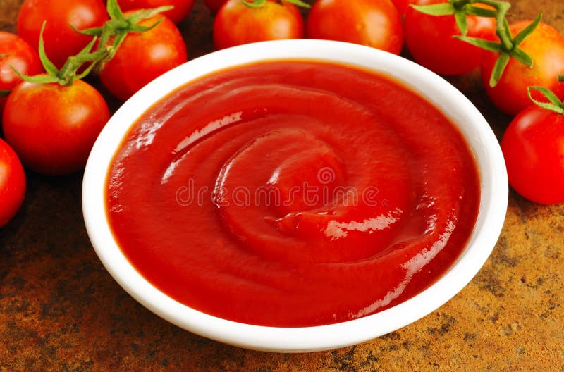 Tasse de sauce de ketchup photographie stock Tasse de sauce de ketchup photographie stock
