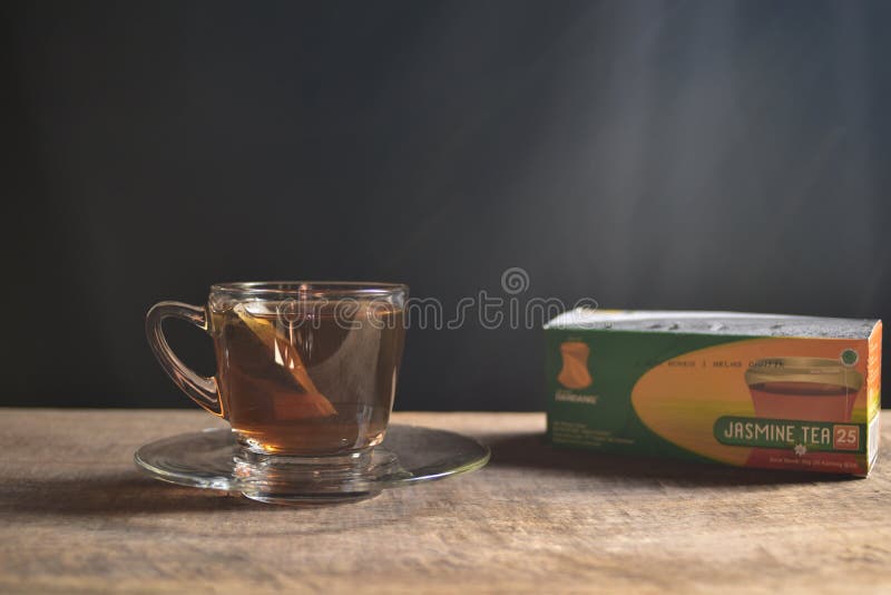Tasse de thé avec sachet de thé sur bois ancien Heure du thé d'été photographie stock Tasse de thé avec sachet de thé sur bois ancien Heure du thé d'été photographie stock