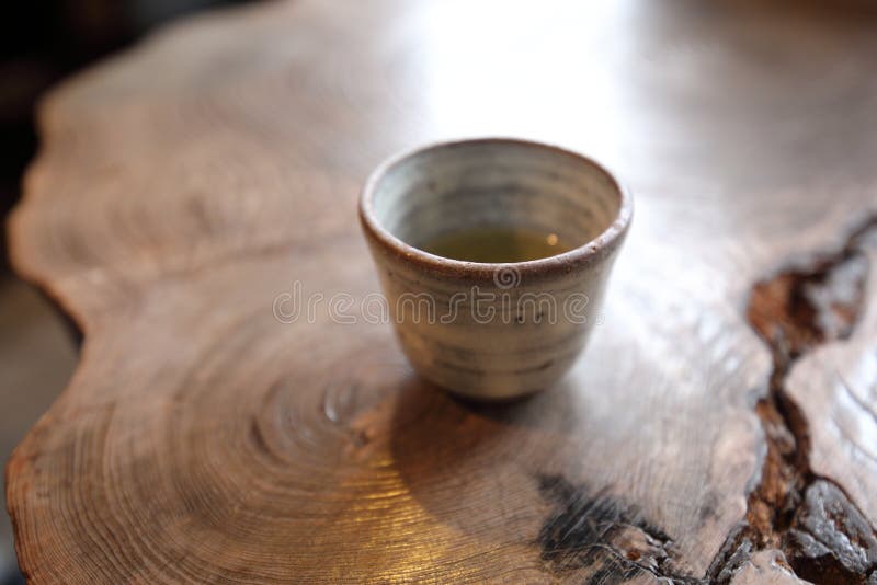 Tasse de thé japonaise sur la table en bois photo libre de droits Tasse de thé japonaise sur la table en bois photo libre de droits