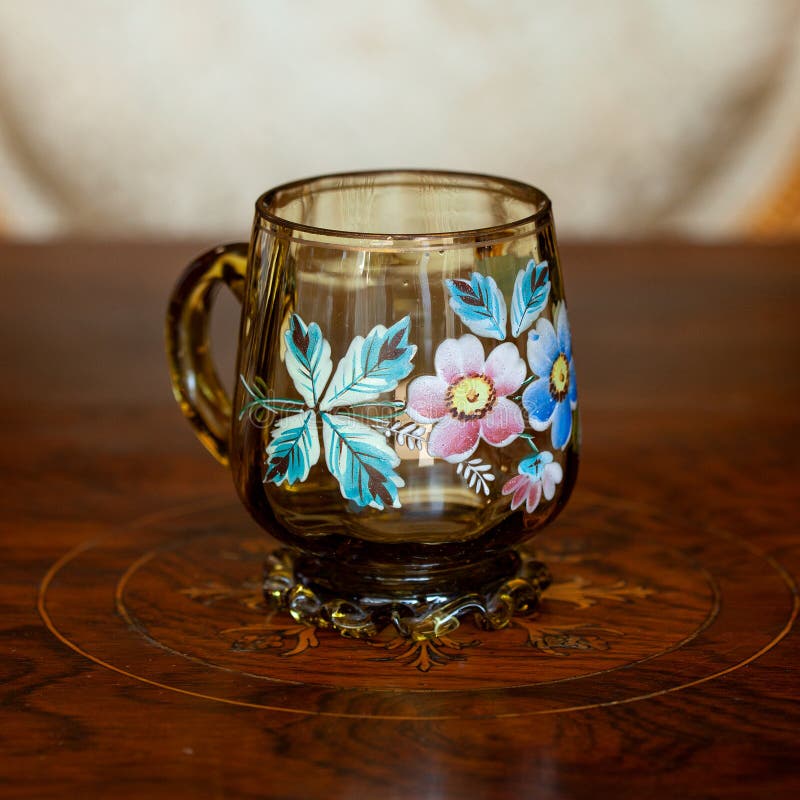 Tasse En Cristal Avec Motif De Fleurs. Closeuse En Verre De Bohème Image  stock - Image du bohémien, cristal: 252634741