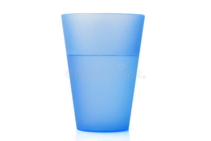 Tasse en plastique avec de l'eau images stock Tasse en plastique avec de l'eau images stock