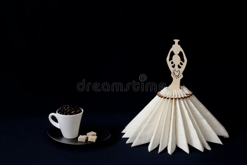 Tasse en porcelaine blanche avec grains de café parfumés et sucre de canne sur soucoupe noire et repose-serviette originale styl photo libre de droits Tasse en porcelaine blanche avec grains de café parfumés et sucre de canne sur soucoupe noire et repose-serviette originale styl photo libre de droits