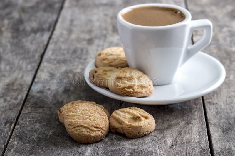 Tasse et biscuits de café sur la table photographie stock Tasse et biscuits de café sur la table photographie stock