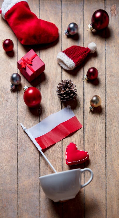 Tasse et drapeau blancs de la Pologne avec la décoration de Noël images libres de droits Tasse et drapeau blancs de la Pologne avec la décoration de Noël images libres de droits