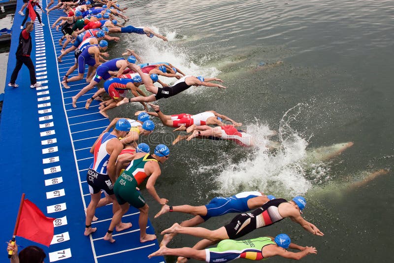 Tasse européenne de sprint de triathlon d'UIT de Crémone image stock Tasse européenne de sprint de triathlon d'UIT de Crémone image stock
