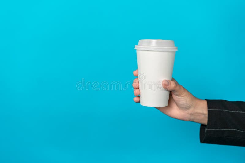 Tasse Kaffee in der weiblichen Hand mit hellblauem Hintergrund Getränk in einer Weißbuchschale stockbild Tasse Kaffee in der weiblichen Hand mit hellblauem Hintergrund Getränk in einer Weißbuchschale stockbild