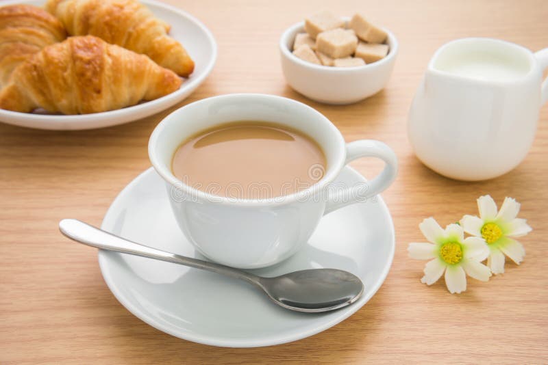Tasse Kaffee, Hörnchen, Milchkrug und Zucker auf Tabelle lizenzfreie stockfotos Tasse Kaffee, Hörnchen, Milchkrug und Zucker auf Tabelle lizenzfreie stockfotos