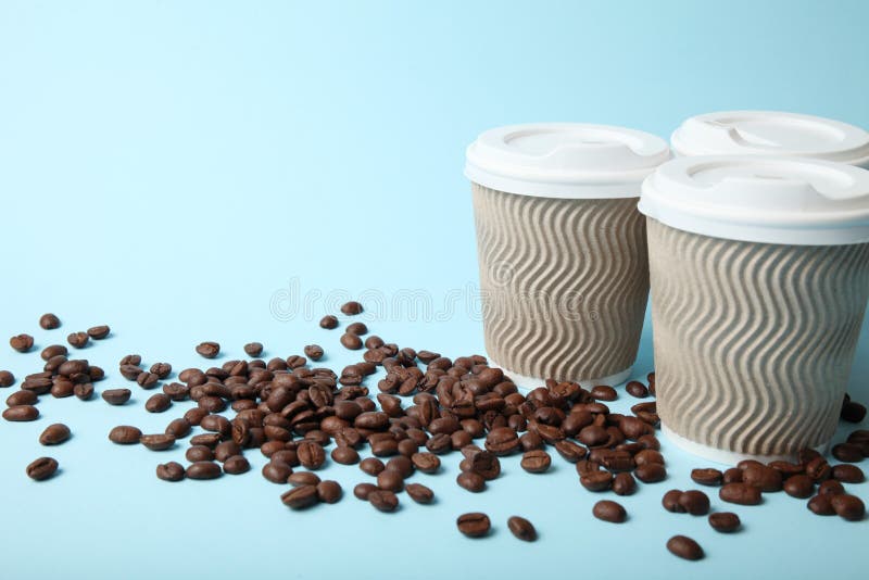 Tasse Kaffee-, Mitnehmer- und baristaservice lizenzfreie stockfotografie Tasse Kaffee-, Mitnehmer- und baristaservice lizenzfreie stockfotografie