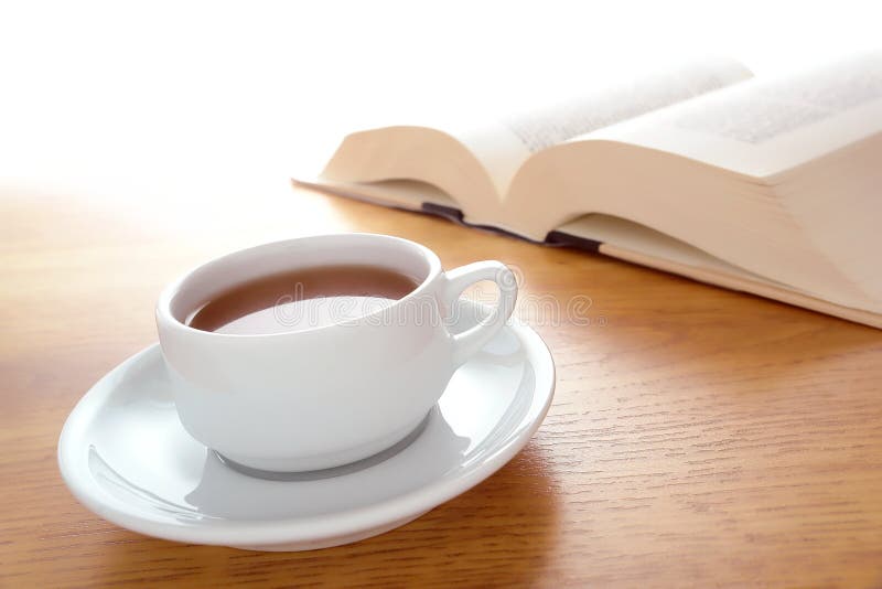 Tasse Kaffee und großes Buch