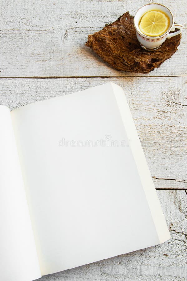 Tasse Tee und Bücher auf hölzernem Hintergrund mit Raum für Text Konzepte - entspannende Zeit zu Hause verbracht, rustikales hygg stockfotos Tasse Tee und Bücher auf hölzernem Hintergrund mit Raum für Text Konzepte - entspannende Zeit zu Hause verbracht, rustikales hygg stockfotos