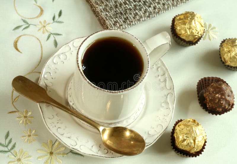 Tasse Tee und Schokoladensüßigkeiten auf schönem tabl stockbild Tasse Tee und Schokoladensüßigkeiten auf schönem tabl stockbild