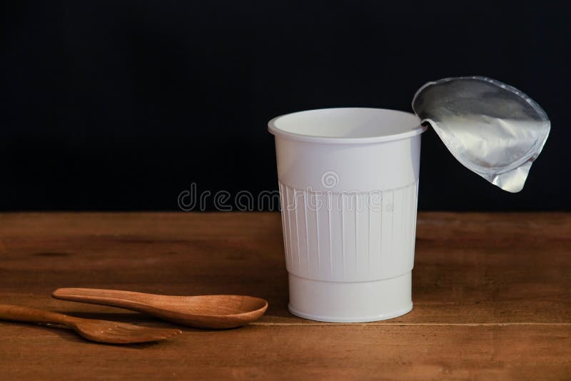 Tasse toujours blanche ouverte de la vie sur le noir photos libres de droits Tasse toujours blanche ouverte de la vie sur le noir photos libres de droits
