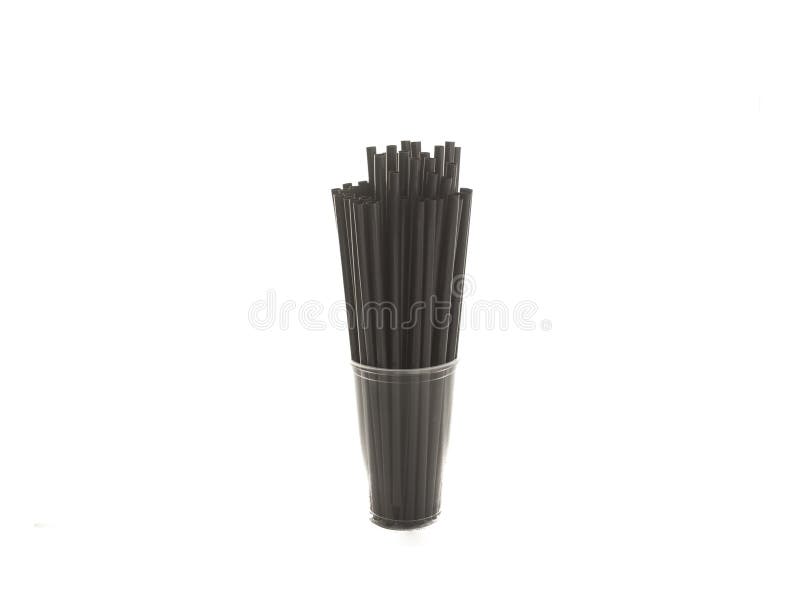 Tasse transparente avec les pailles en plastique noires d'isolement sur le fond blanc image libre de droits Tasse transparente avec les pailles en plastique noires d'isolement sur le fond blanc image libre de droits
