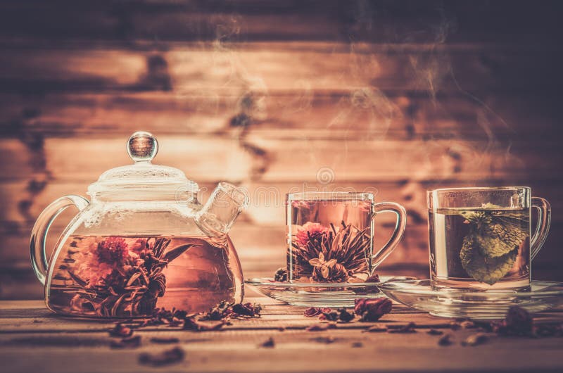 Tasses de théière et en verre image stock Tasses de théière et en verre image stock