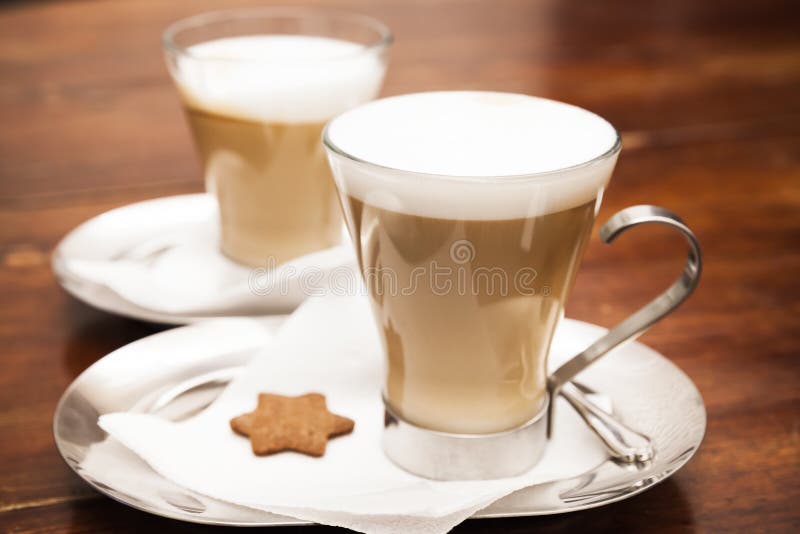 Download Tasses En Verre Complètement De Cappuccino Sur La Table En Bois Photo stock - Image du italien, cappuccino: 77159526