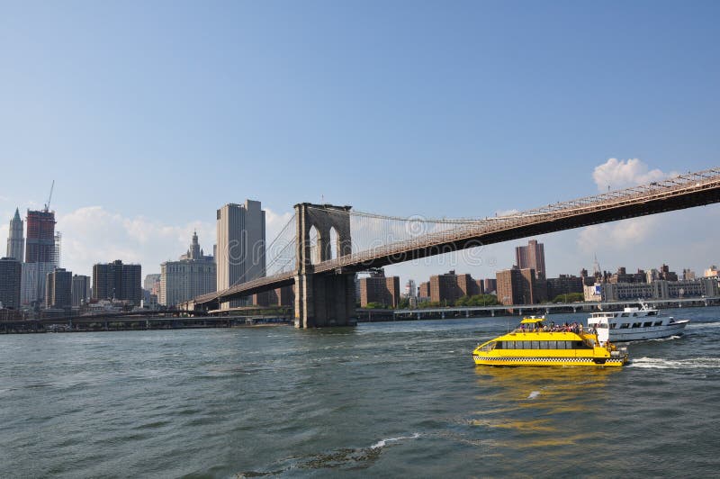 Tassì dell'acqua del ponte di Brooklyn fotografia stock libera da diritti Tassì dell'acqua del ponte di Brooklyn fotografia stock libera da diritti