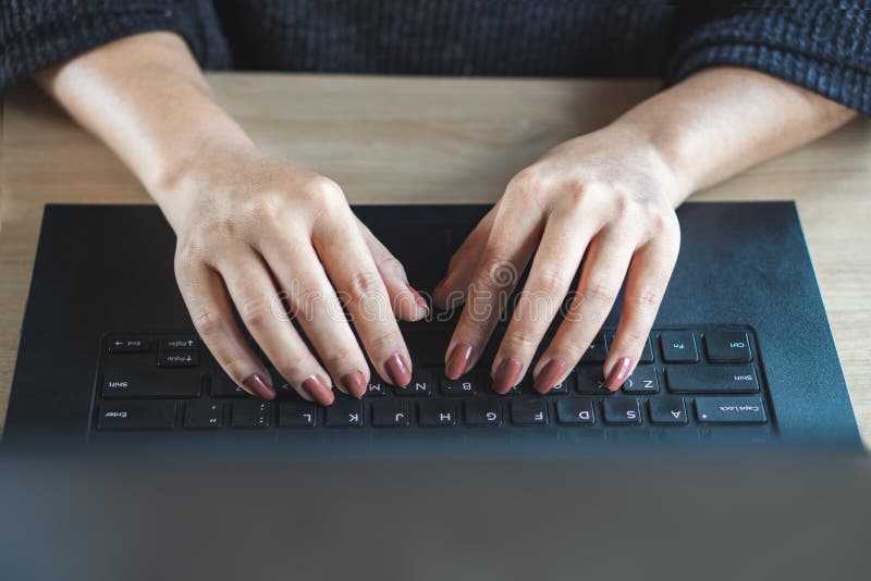 Tastarea manuală pe laptop-ul de la tastatură în căutarea unui loc de muncă stock images