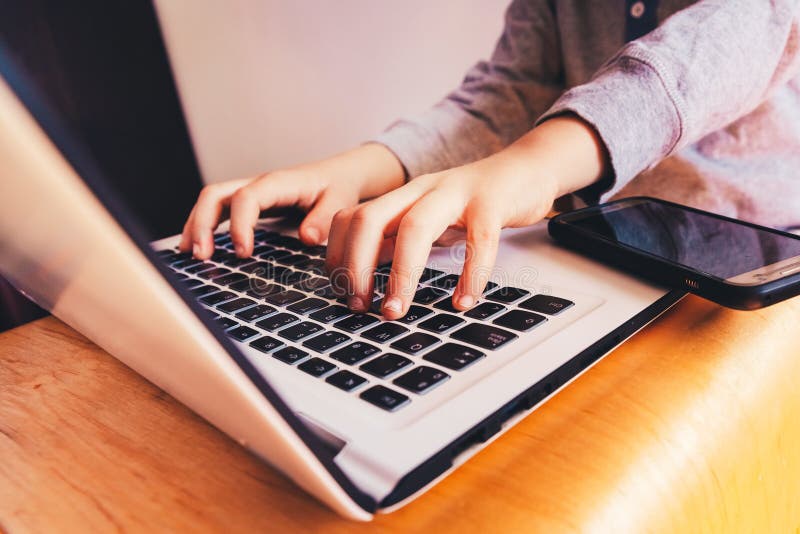 Tastatură de computer laptop lângă un telefon mobil pentru afaceri stock photos