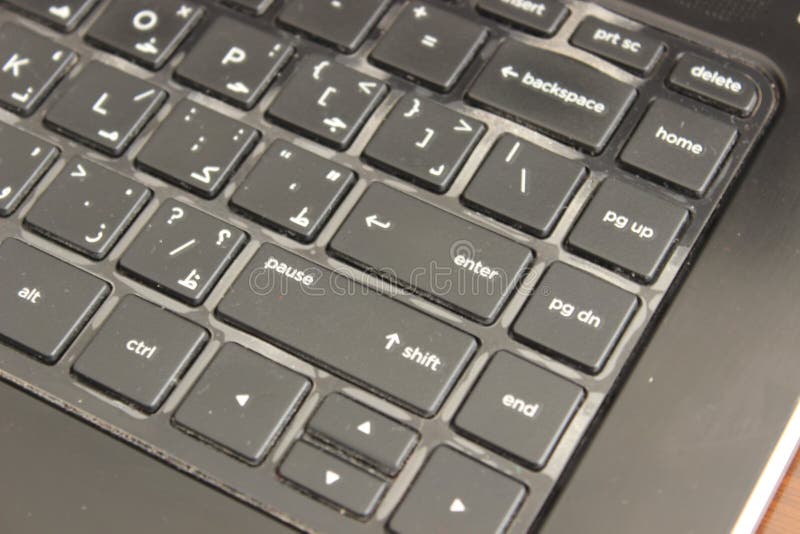 Tastatură și computer. Laptopuri pentru tastatură și calculatoare în birou