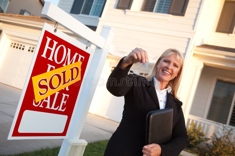 Tasti di consegna della Camera dell'agente immobiliare femminile fotografia stock