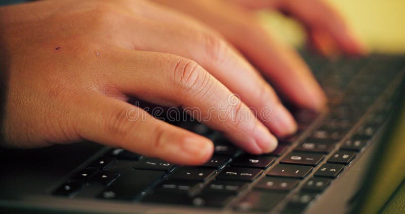 Tastiera del portatile e mani di persona in chiusura per scrivere report e-mail e post-blog. Digitazione della proposta redazional immagine stock