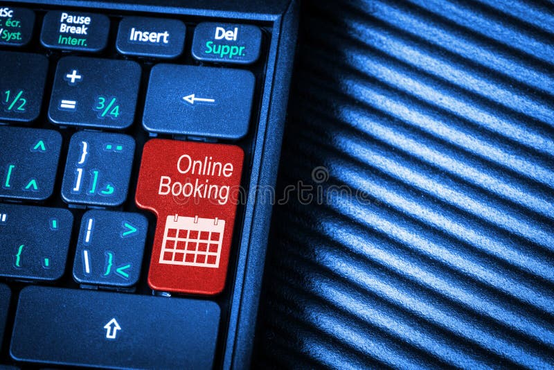 Tastiera di computer con il concetto online di prenotazione del bottone rosso