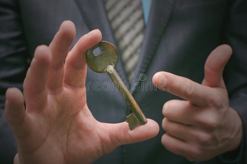 Tasto al concetto di successo Tenuta dell'uomo d'affari in mani una vecchia chiave arrugginita immagini stock Tasto al concetto di successo Tenuta dell'uomo d'affari in mani una vecchia chiave arrugginita immagini stock