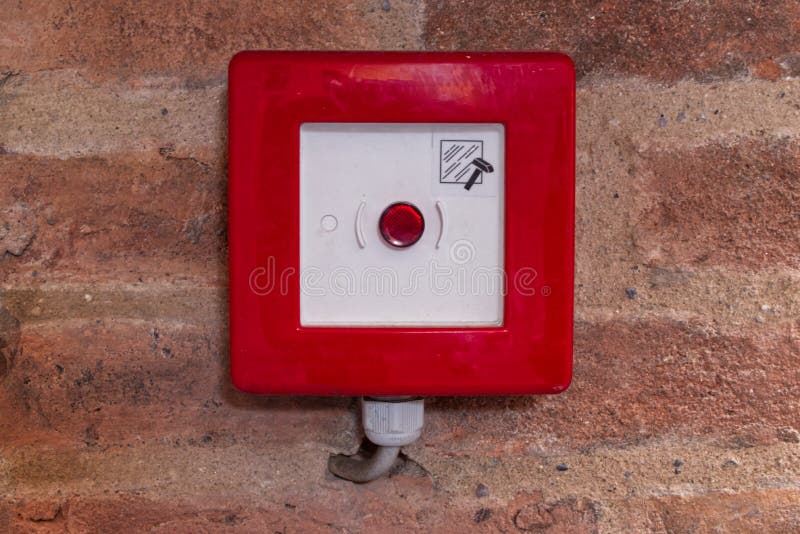 Tasto di allarme antincendio in una scatola rossa fotografia stock libera da diritti Tasto di allarme antincendio in una scatola rossa fotografia stock libera da diritti