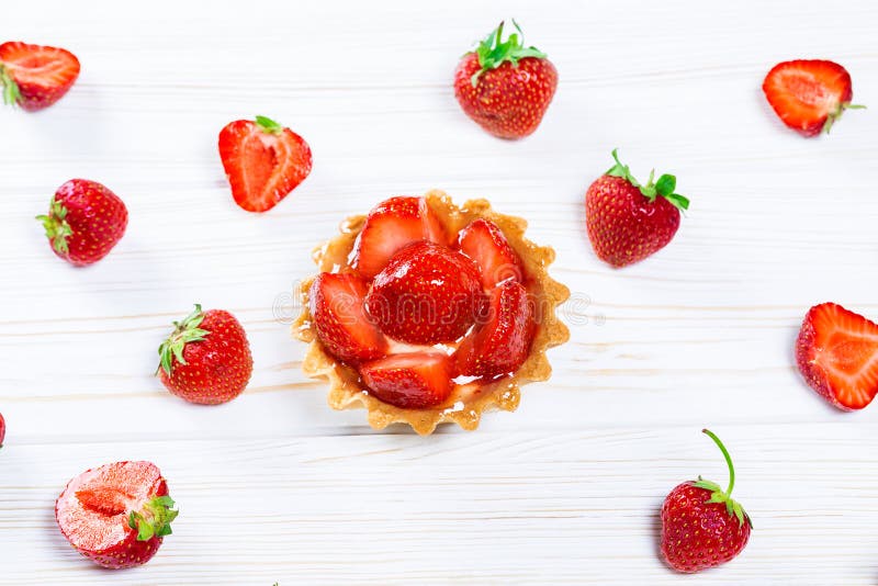 Tasty cake basket with strawberries and cream