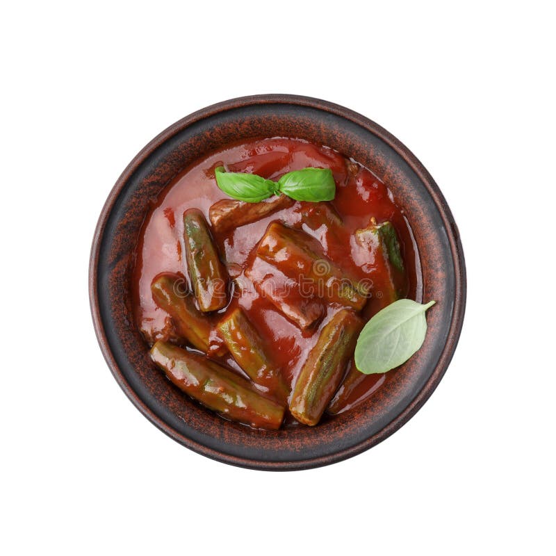 Tasty stew med okra tomatsås och basilika isolerade på vit toppvy royaltyfri foto
