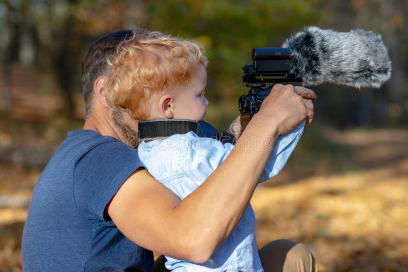 Tata învățându-și fiul să facă poze cu camera stock images