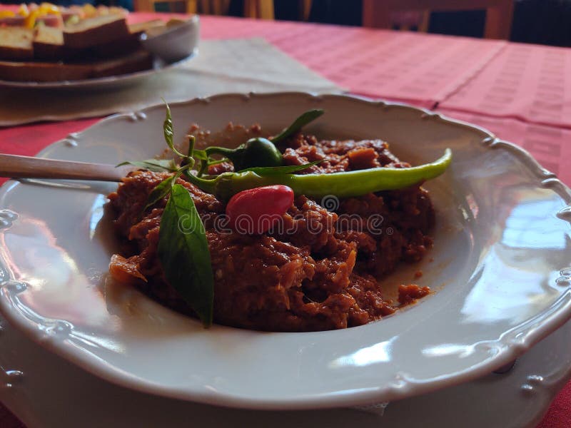 Tatársky biftek - surové mleté hovädzie mäso na tanieri na stole.