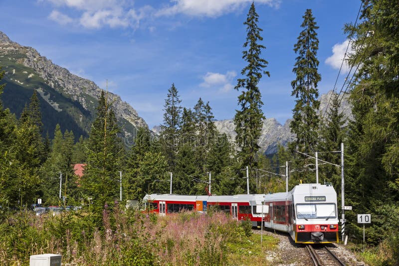 Tatra utbildar elektriska järnvägar i höga Tatras, Slovakien royaltyfri fotografi Tatra utbildar elektriska järnvägar i höga Tatras, Slovakien royaltyfri fotografi