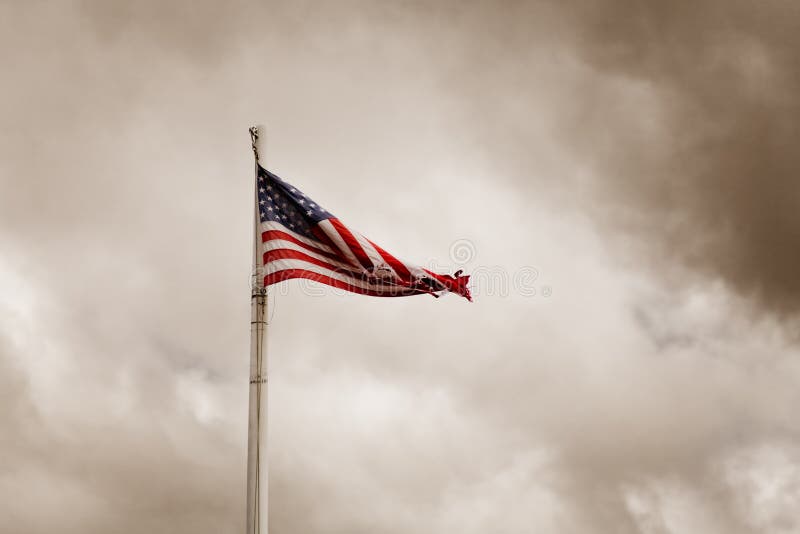 Brandelli di Bandiera Americana in Cielo Tempestoso.