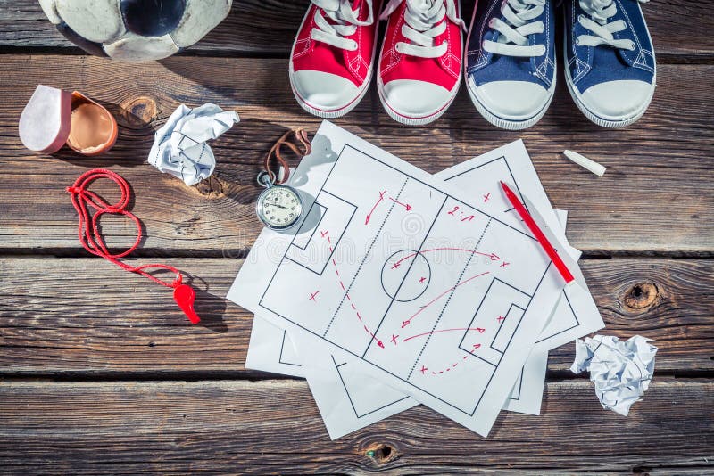 Tattiche di formazione di calcio sullo scrittorio della scuola immagine stock Tattiche di formazione di calcio sullo scrittorio della scuola immagine stock