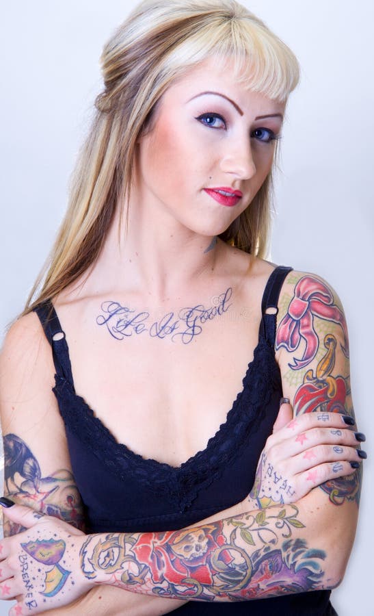 Una mujer tatuaje a demandante mirar.
