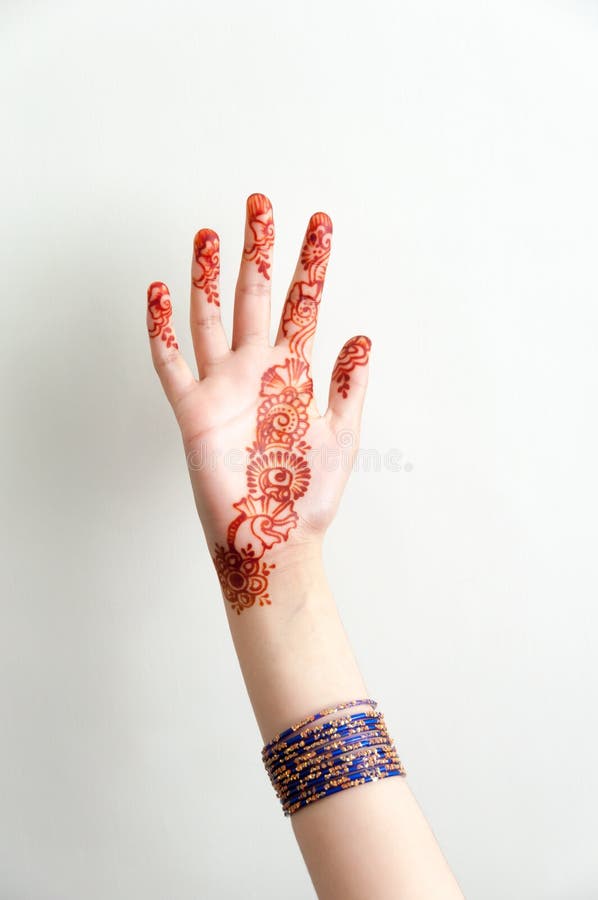 Mão Com O Mehendi Da Hena Da Tatuagem Do Teste Padrão Da Mandala Foto de  Stock - Imagem de beleza, tatuagem: 102341316