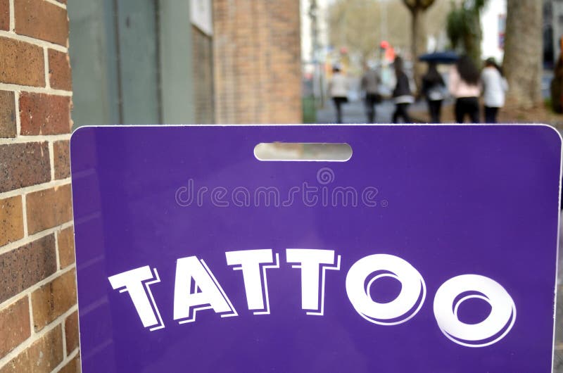 Tatueringen shoppar tecknet royaltyfria bilder Tatueringen shoppar tecknet royaltyfria bilder