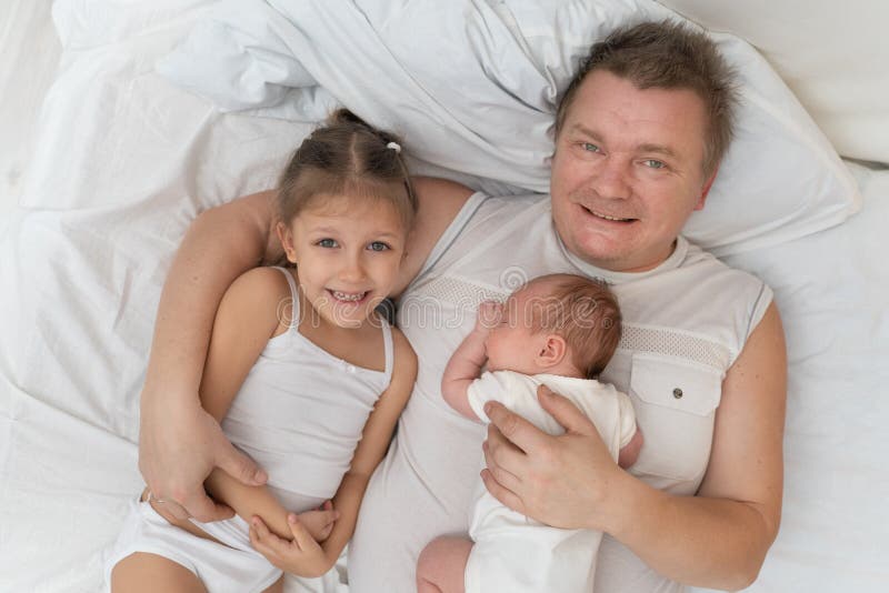 Tatusiowie i dwoje dzieci zdjęcie stock