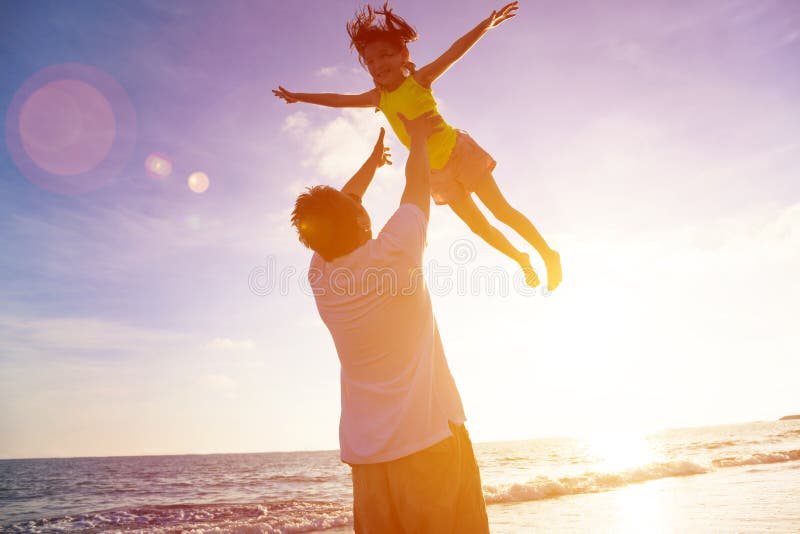 Tatăl și fetița se joacă pe plajă royalty free stock photos